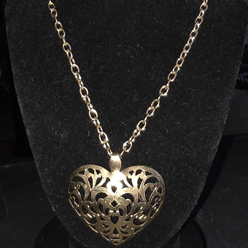 Elegant Gold Filigree Heart Necklace